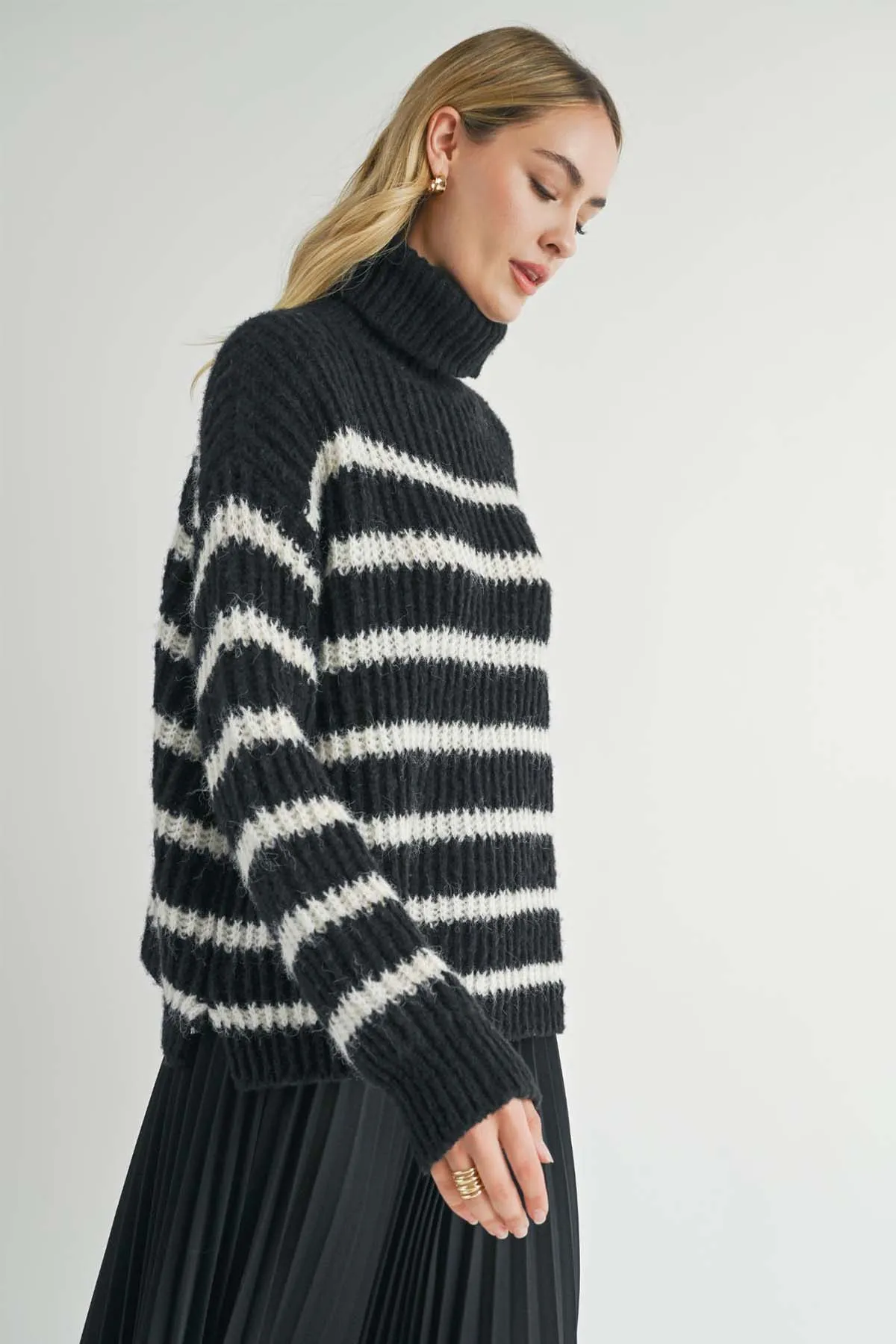 AKI STRIPED SWEATER