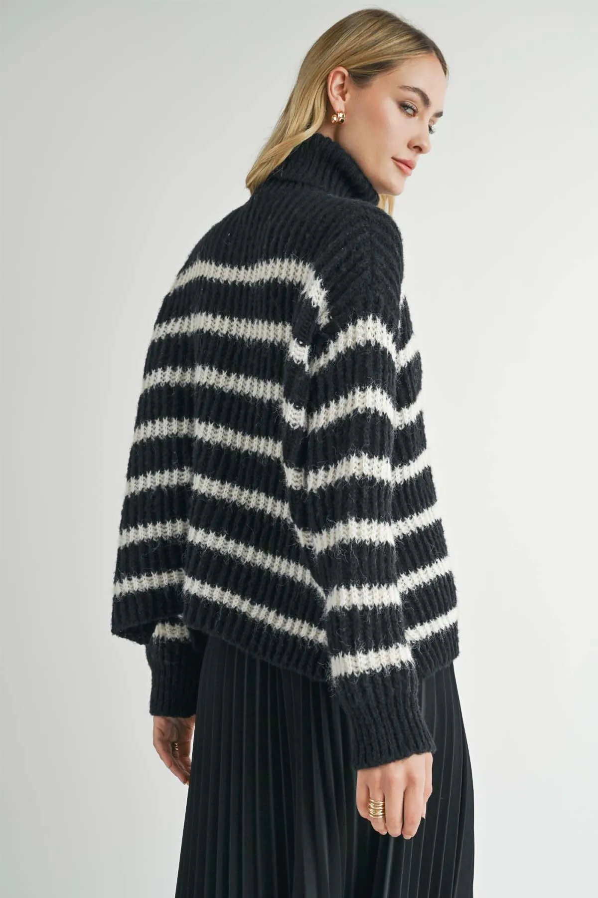 AKI STRIPED SWEATER