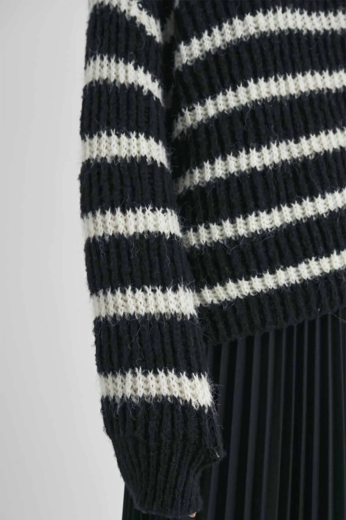 AKI STRIPED SWEATER