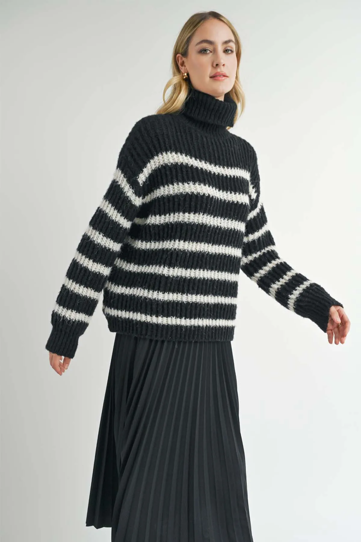 AKI STRIPED SWEATER