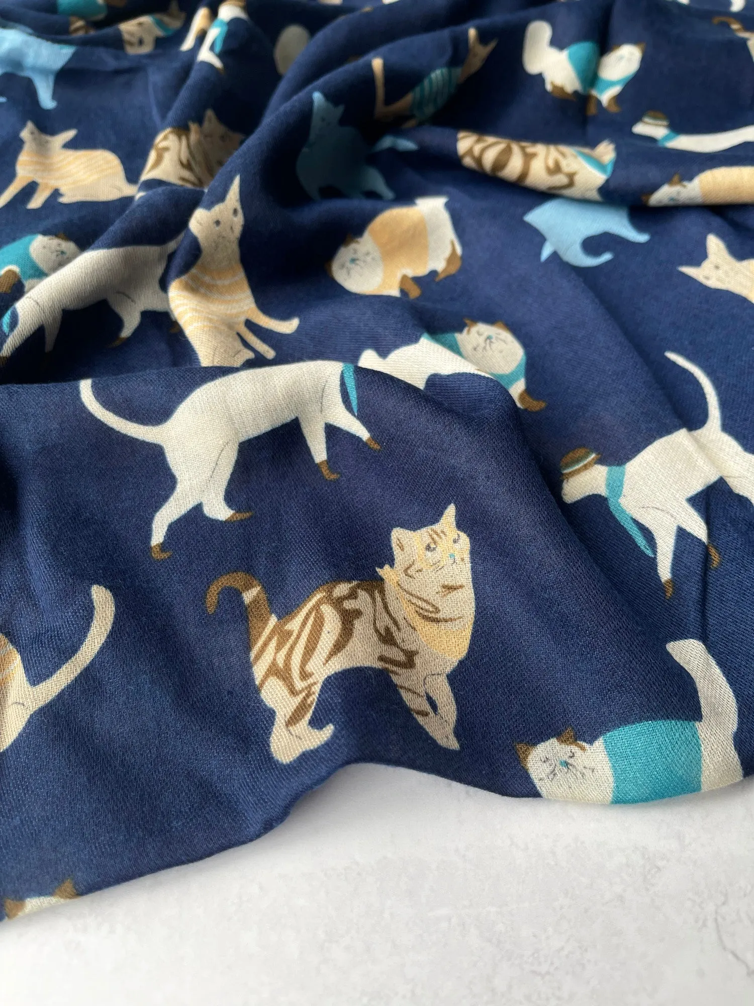 LIGHTWEIGHT BLUE SCARF WITH CATS